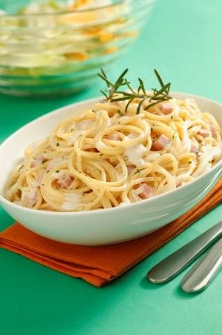 Spaghetti en salsa de queso con jamón