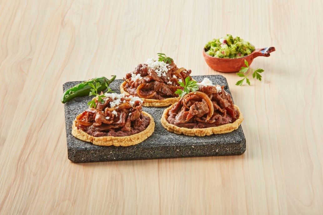 Sope de carne asada con guacamole