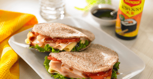 Rollo de pan de pita con pollo y vegetales