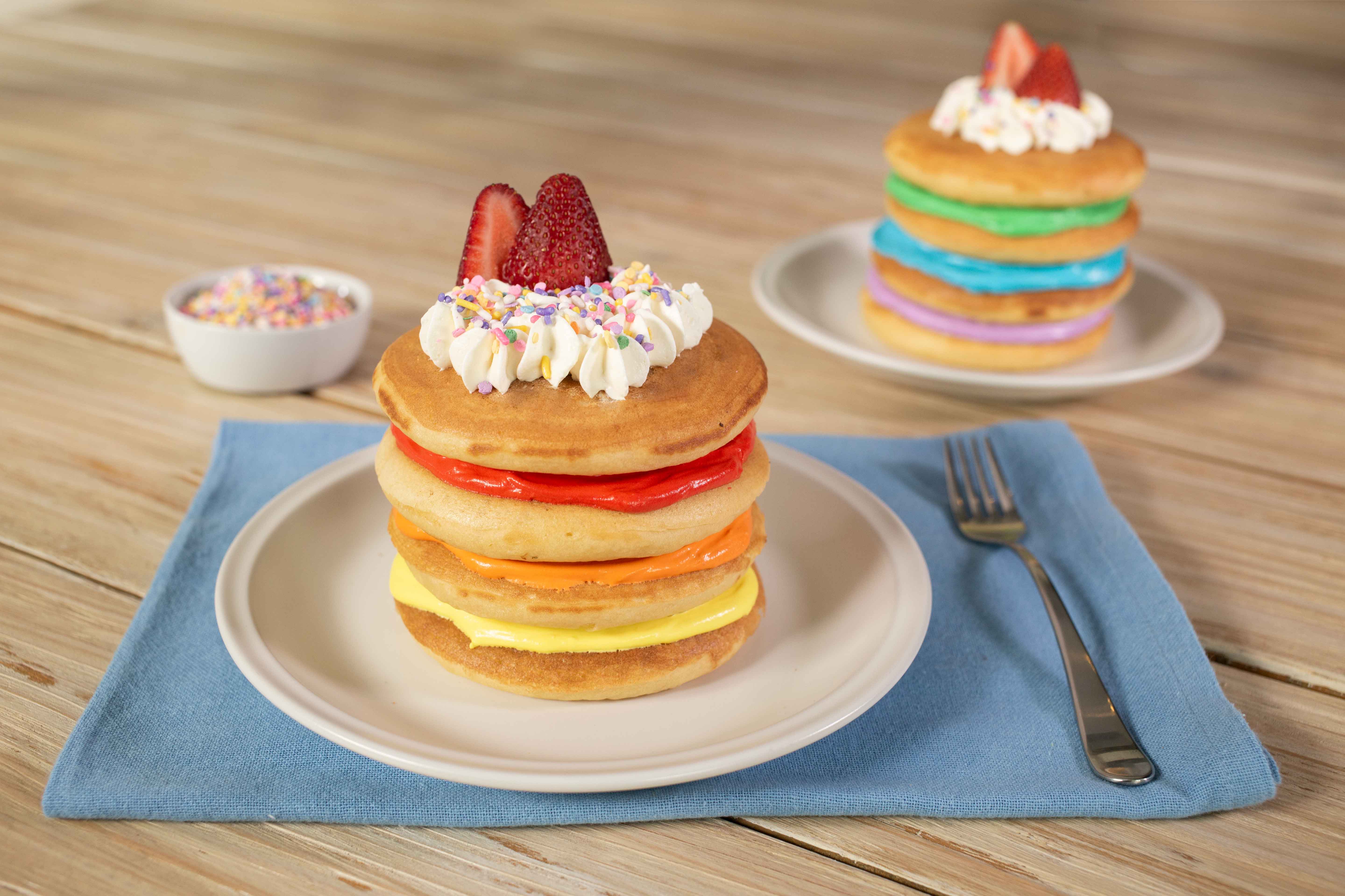 Deliciosos Hot cakes arcoíris | Recetas Nestlé