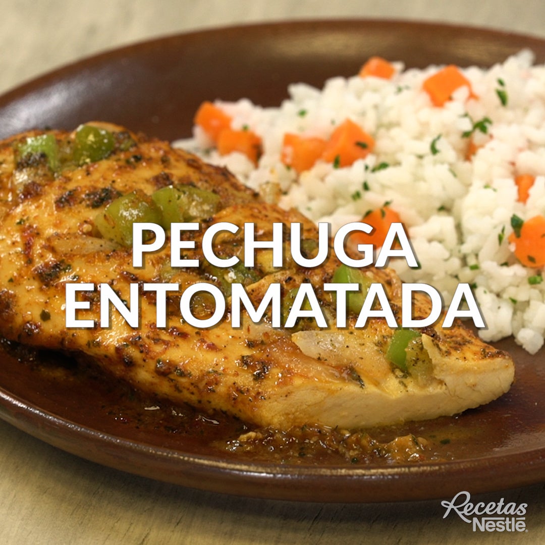 Pechuga entomatada con  MAGGI® JUGOSO AL SARTÉN® con Ajo y Cebolla