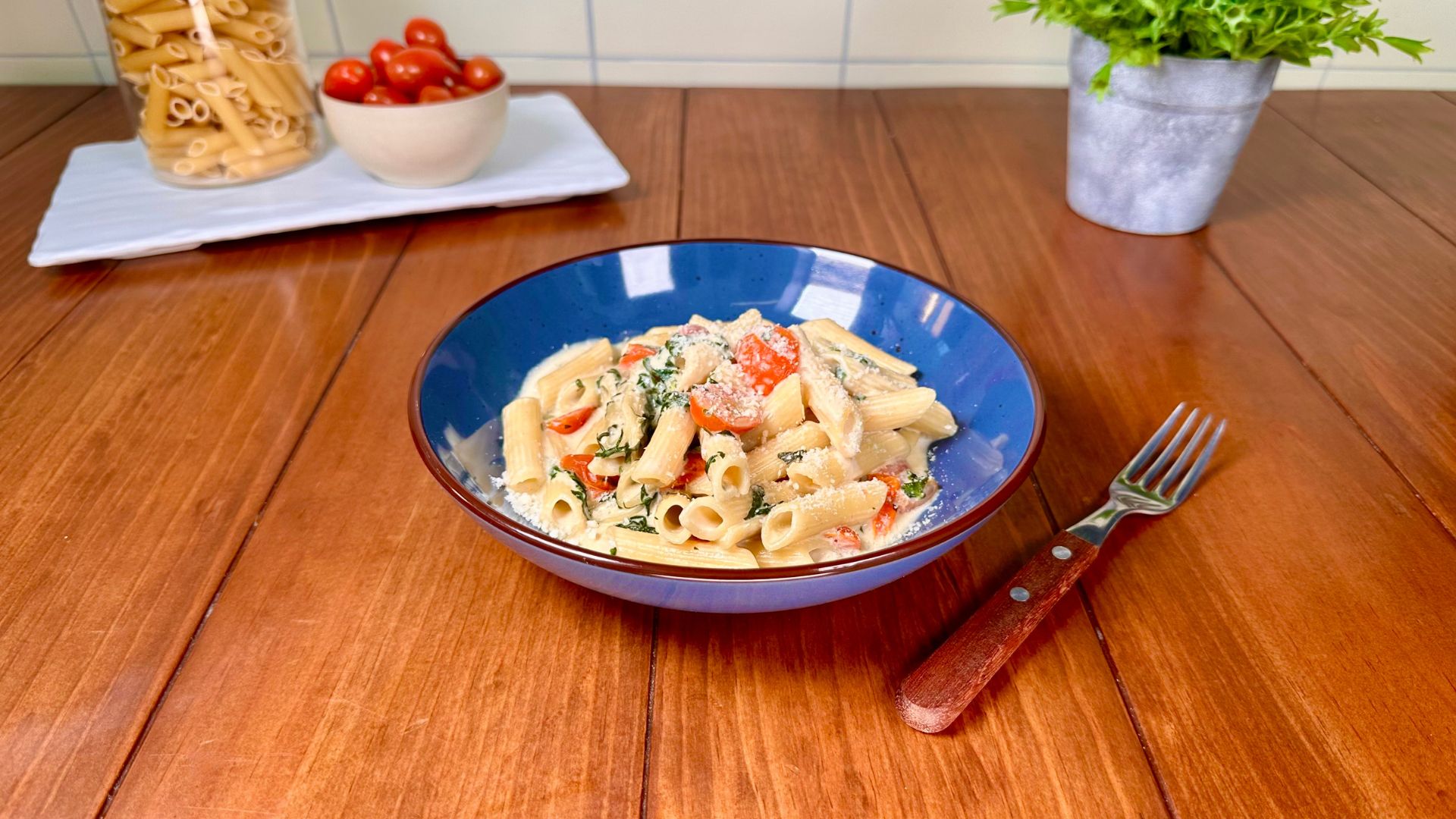 Pasta en Salsa de Cuatro Quesos y Espinacas Pasta en Salsa de Cuatro Quesos y Espinacas
