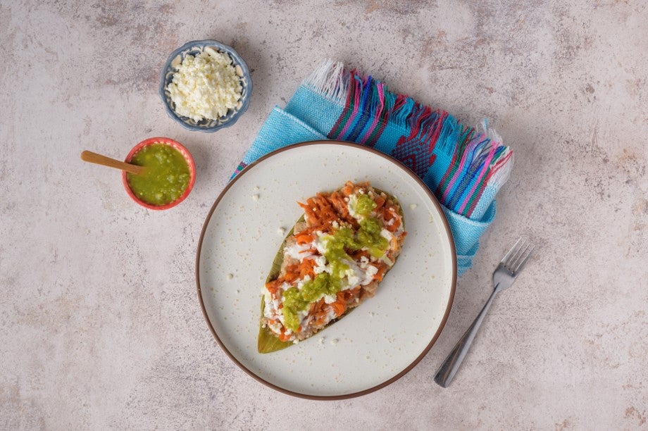 Huarache de Nopal con Tinga de Zanahoria