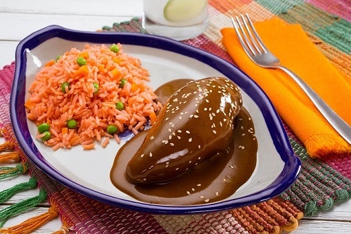 MOLE CON POLLO Y ARROZ ROJO