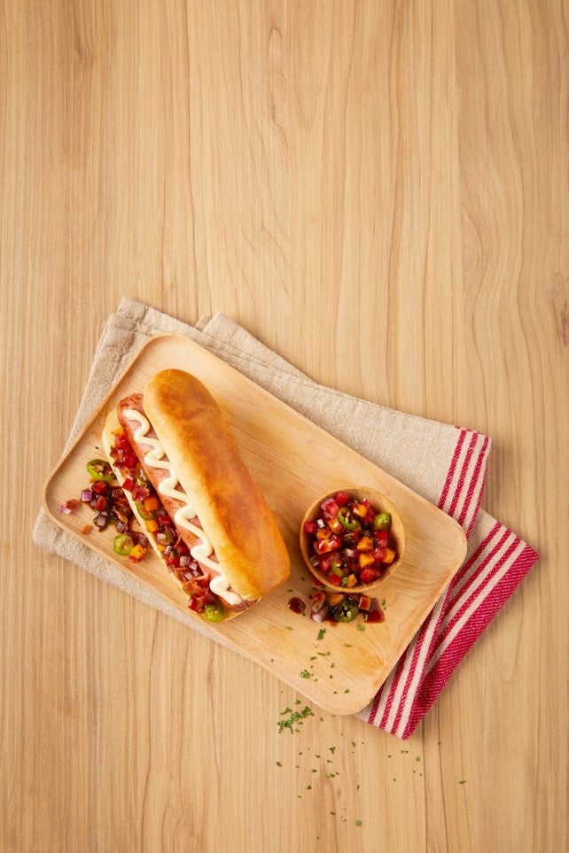 Hot dog con pico de gallo de mango