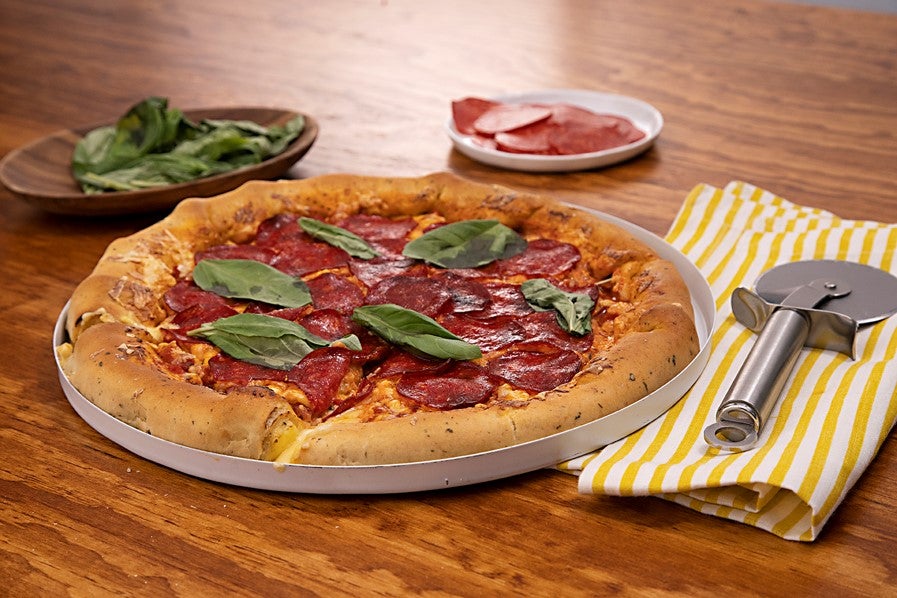 Pizza de pepperoni con orilla de queso