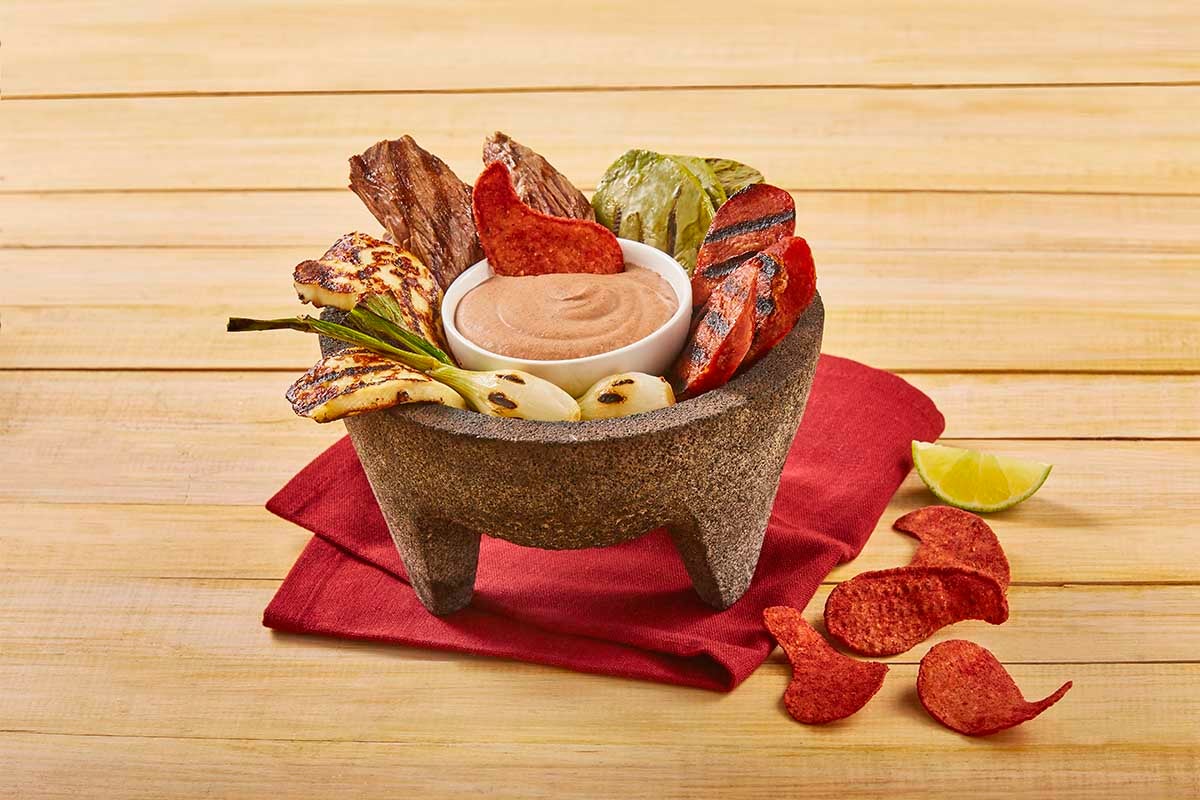 Molcajete con salsa de frijol y chorizo