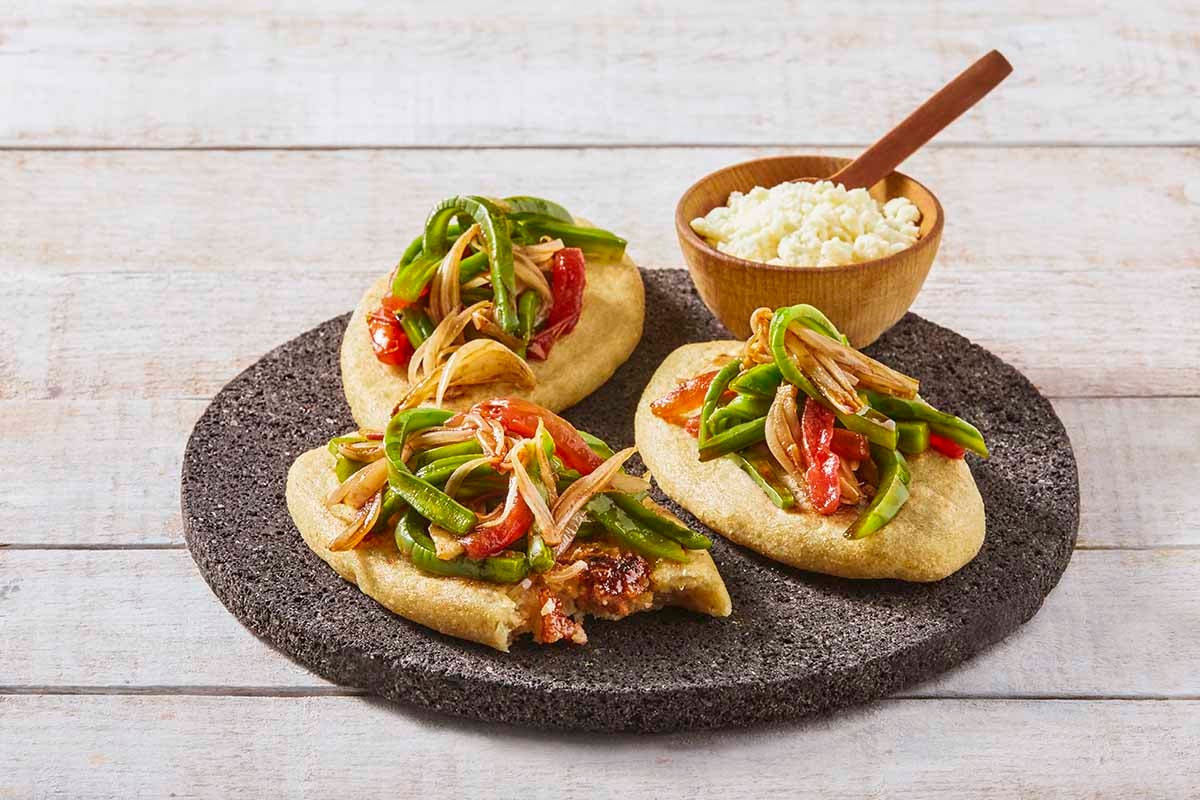 Tlacoyos de chicharrón con nopales