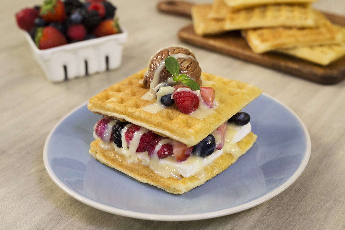 Sandwich de Waffle con helado y frutos rojos
