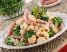 Pasta con salsa de queso y brócoli