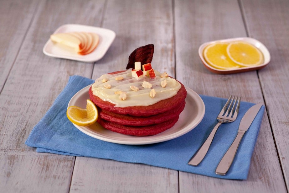 HOT CAKES de NARANJA con BETABEL preparados con Leche Evaporada CARNATION® CLAVEL®