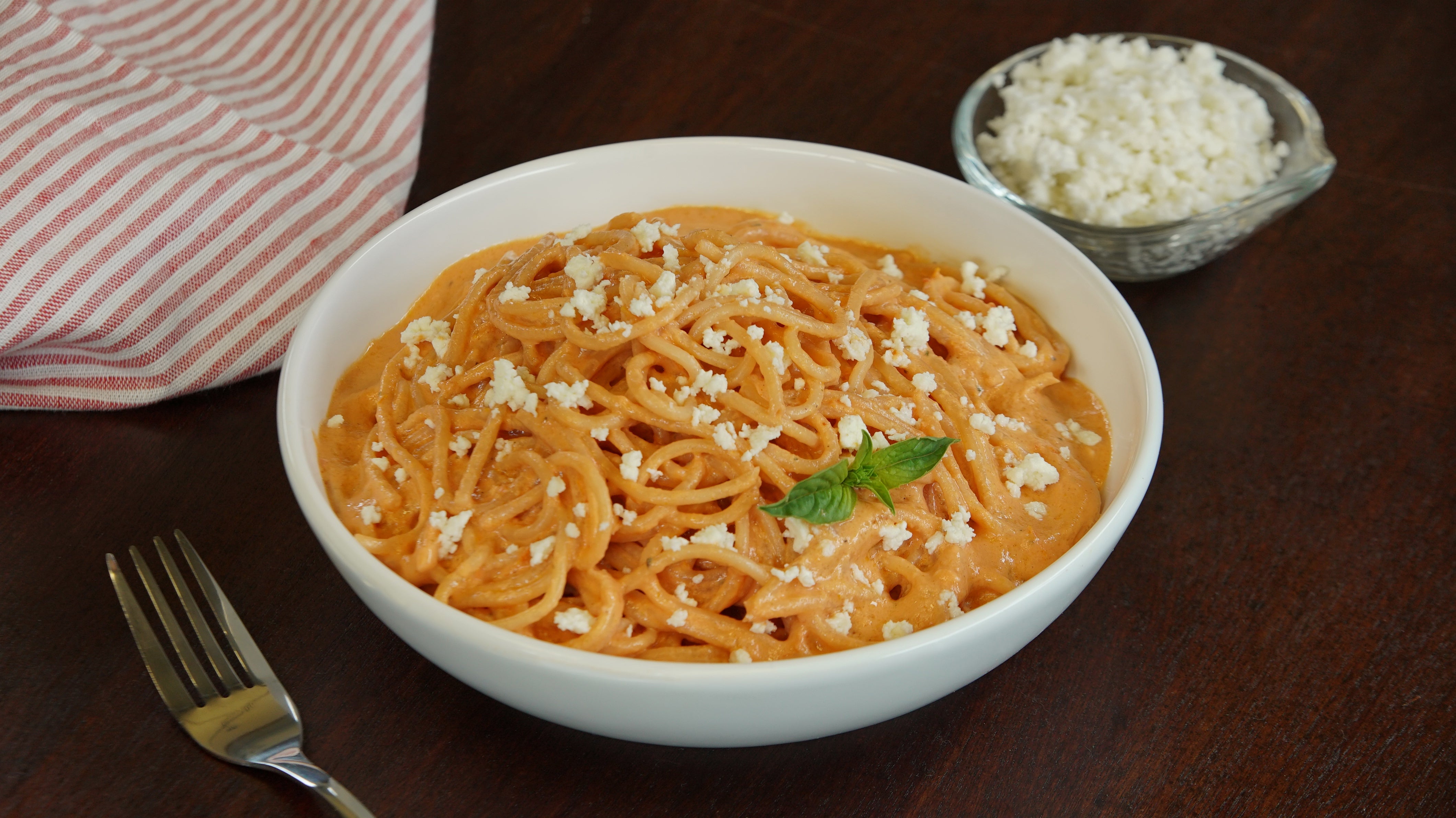 Espagueti rojo cremoso