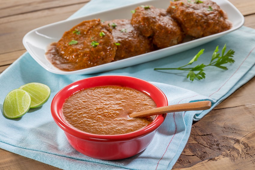 tortitas de atún en salsa de morita con tomate verde