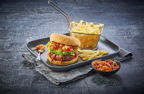 Hamburguesa envuelta con tocino