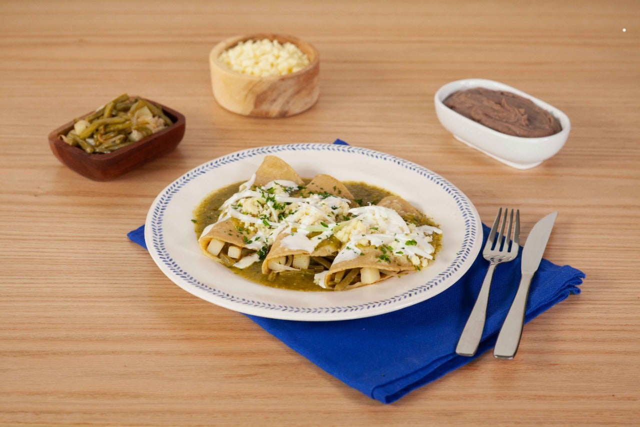 Enchiladas verdes con papas y nopales