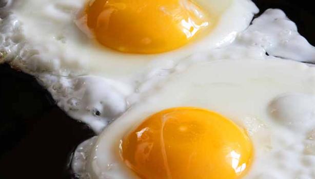 La yema de los huevos contiene colágeno.