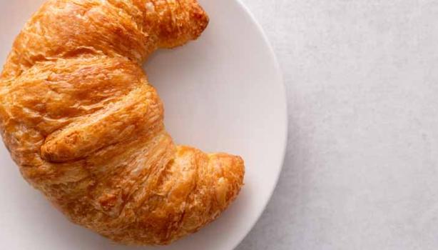 Un croissant clásico, sin relleno.