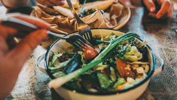 Una ensalada es una buena forma de aprovechar las sobras de comida.