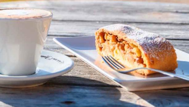 Un strudel de manzana con café.