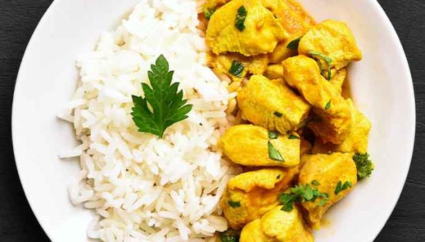 El pollo es una de las proteínas que más se usan en los diferentes tipos de curry.