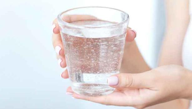 Tomar agua durante el día ayuda a mantener tu organismo hidratado.