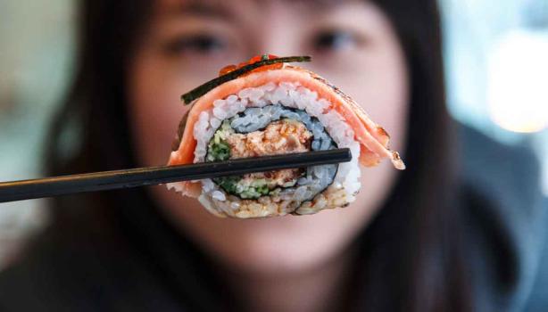 El sushi es una comida japonesa muy popular en el mundo entero