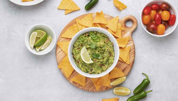 Entrante con ingredientes para hacer guacamole