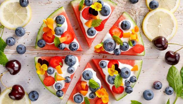 Pizza de frutas con moras azules y sandía.