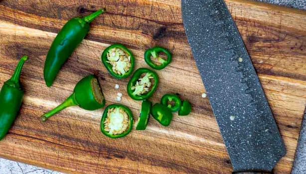 Tabla de pica con variedad de chile verde  