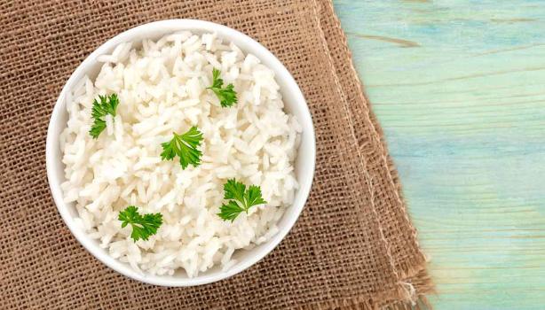 Al hacer arroz se pueden añadir hierbas aromáticas, como cilantro o perejil.