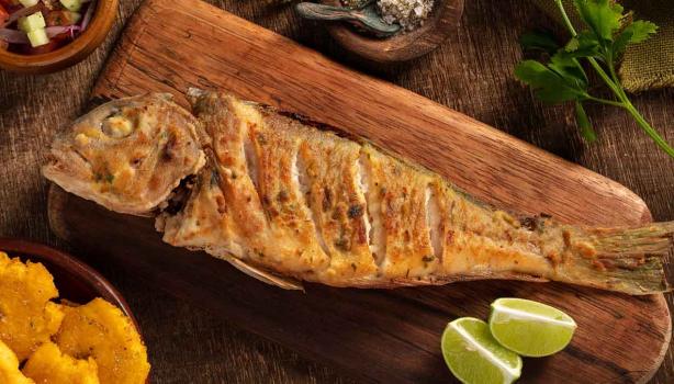 Tabla con pescado e ingredientes de comidas fritas   