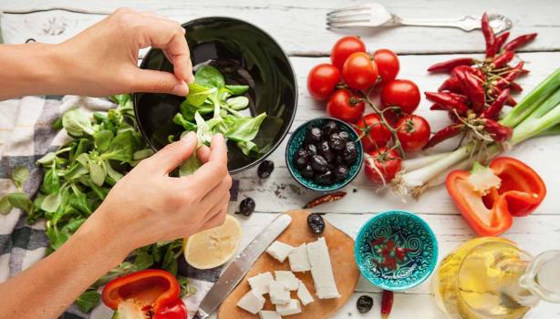 Diferentes ingredientes para preparar ensalada receta alimentación balanceada  