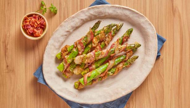 Plato de espárragos envueltos en tocino 