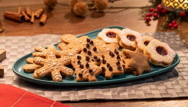 Galletas, una botana navideña popular, en forma de estrellas, árboles y copos de nieve