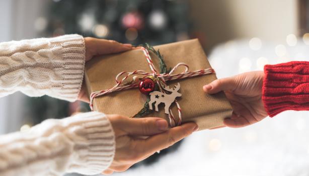 entregando regalos de navidad