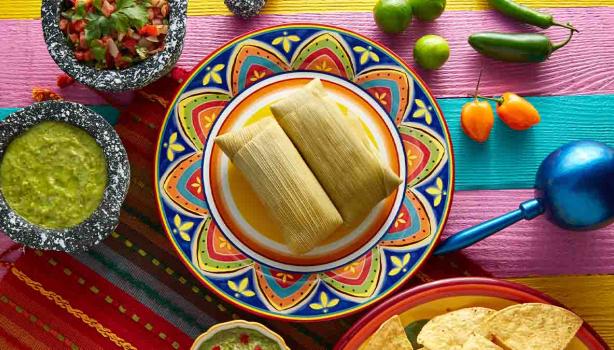 Tamales sobre una mesa, un plato común en los libros de cocina de América Latina. 