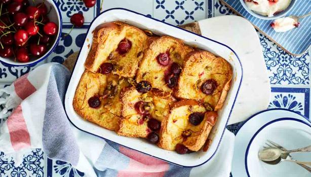 Budín de pan con cerezas, hecho con pan duro y reutilizado.