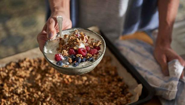 Plato con yogurt, frutas y granola 