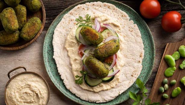 Falafel con verduras, tahini y pan pita, una comida libanesa tradicional.