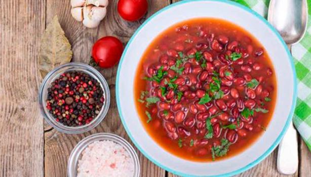Plato con receta con frijoles y arroz
