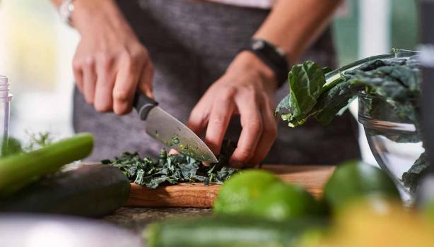 Cuchillo de cerámica cortando verduras