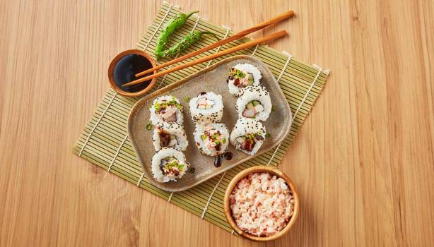 Rollo de tipos de sushi con salsa soya 