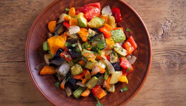 Ensalada de verduras con zucchini en un tazón 