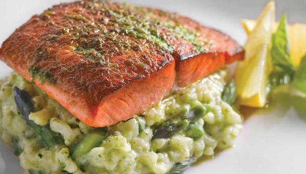 https://www.recetasnestle.com.mx/sites/default/files/styles/crop_article_banner_desktop_nes/public/2023-09/que-comer-salmon-finas-hierbas-risotto.jpg?itok=_z_K6oOU