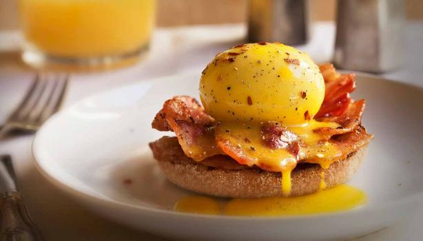 Receta de tocino con huevo y tostadas al desayuno