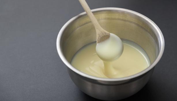 Recipiente con leche condensada crear recetas dulces 