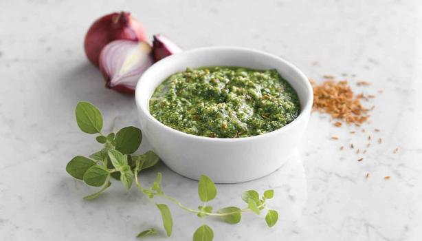 Salsa verde y sus ingredientes en un recipiente blanco