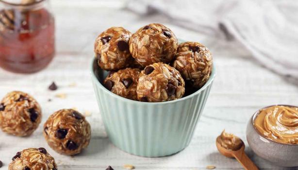 Bolitas energéticas de cacahuate, receta de postres con proteína 