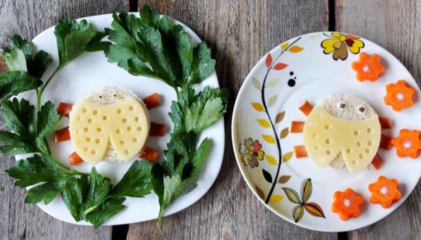 Queso y pan preparados con cortador de alimentos.  