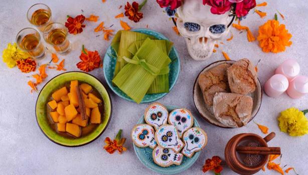 Variedad de comidas y dulces para celebrar Día de Muertos